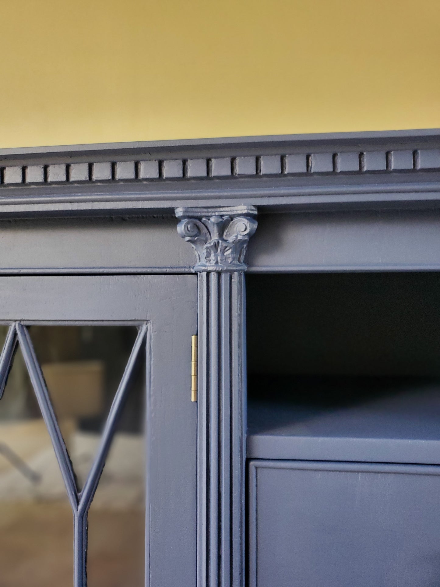 Buffet anglais bleu profond