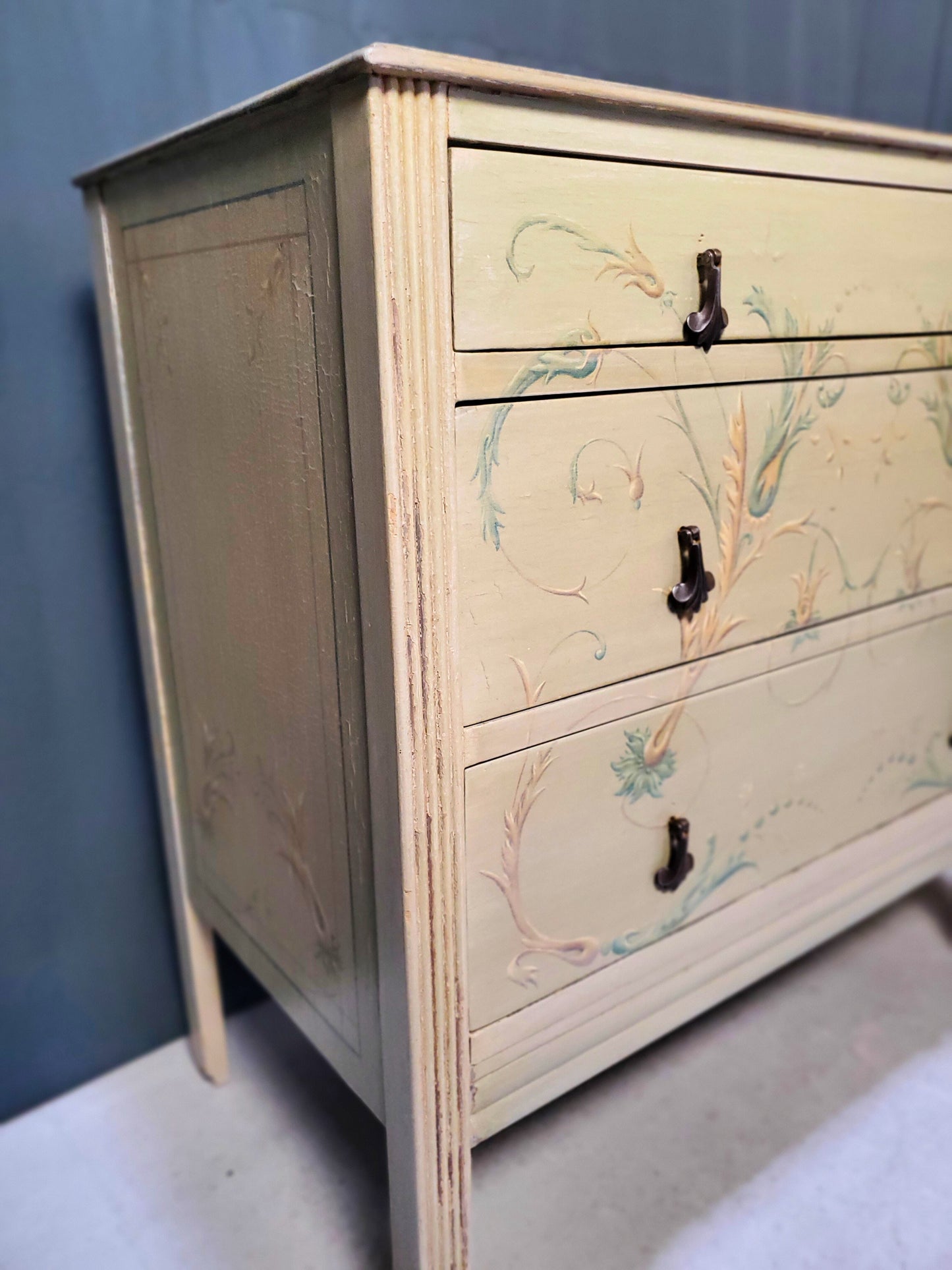 Commode peinte signée BCM HL